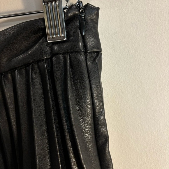 ZARA Sz XS Midi Skirt Liquid Leather Look Vegan Pleated Lace Trimmed In Black - Picture 4 of 8